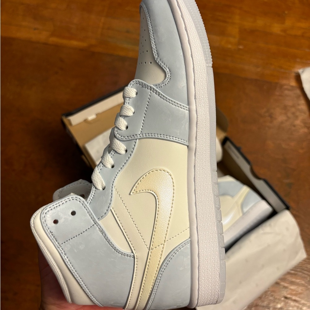 Air Jordan 1 Mid - Size 9 - Picture 4 of 6
